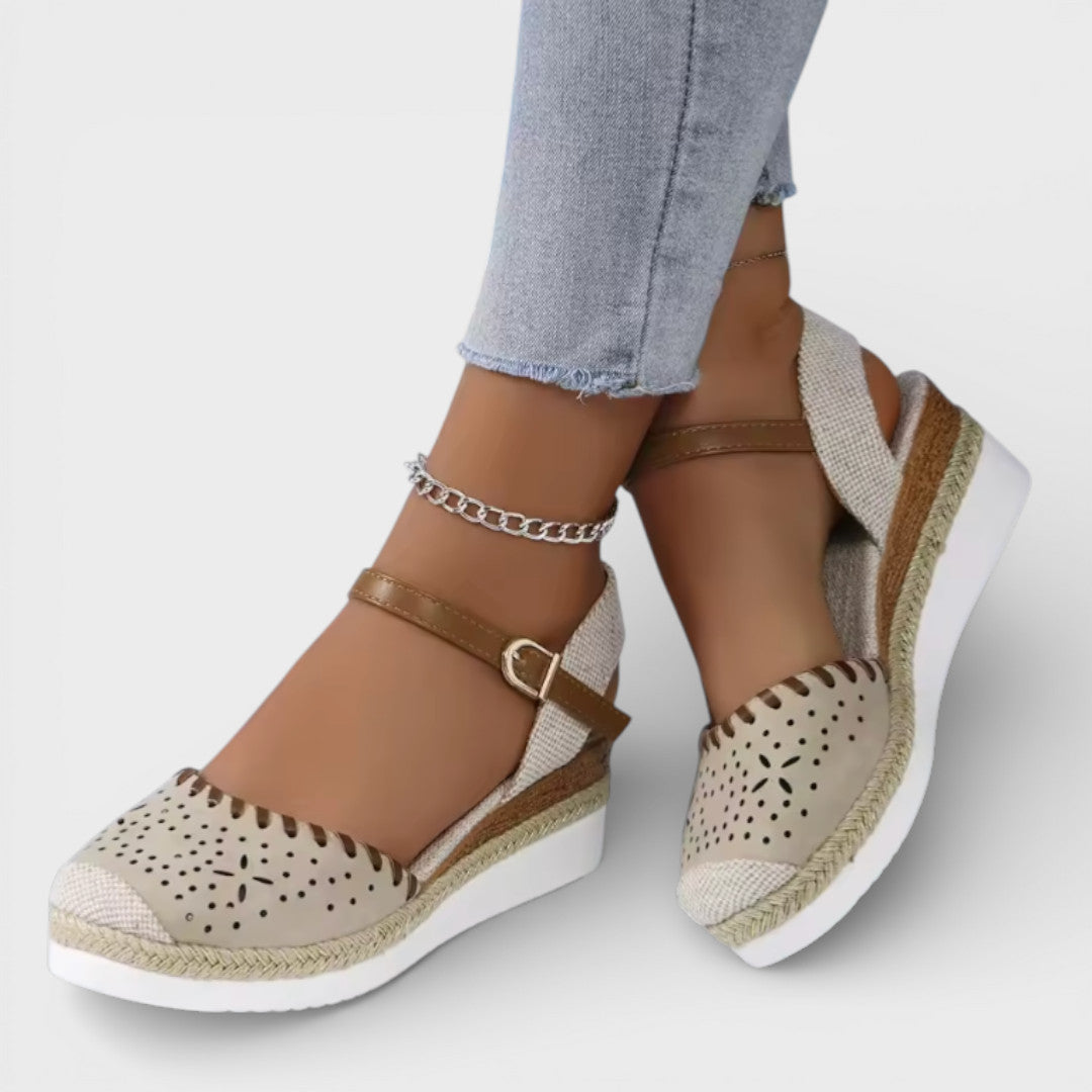 Espadrilles compensées perforées à bout fermé Nelvoire — coloris beige