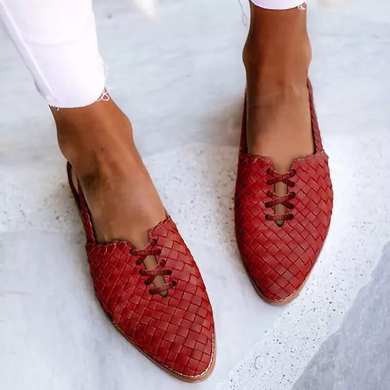Mules plates tressées à bout pointu et laçage Nelvoire — coloris rouge