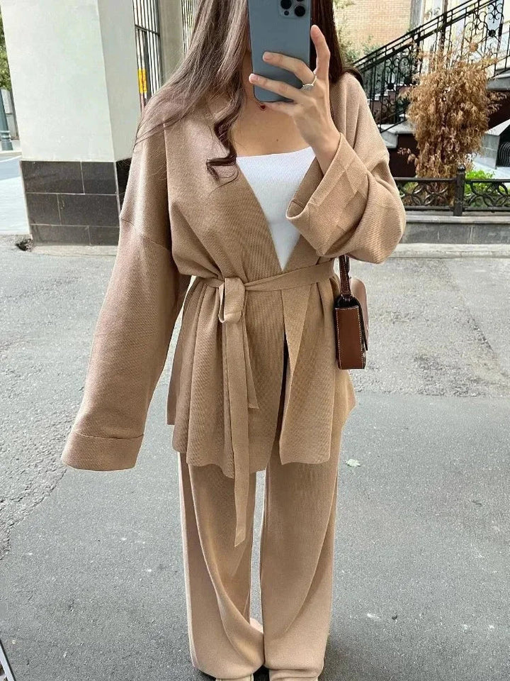 Ensemble gilet ceinturé et pantalon en maille Nelvoire — coloris beige