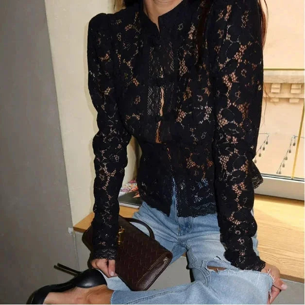 Blouse en dentelle col montant Nelvoire — coloris noir